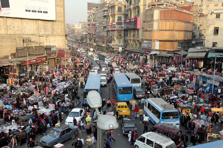 Gambar ini diambil pada 12 Desember 2017 menunjukkan kepadatan penduduk di distrik Al Attaba di ujung pusat kota Kairo, Mesir. (AFP/Mohamed El Shaded)
MOHAMED EL-SHAHED
