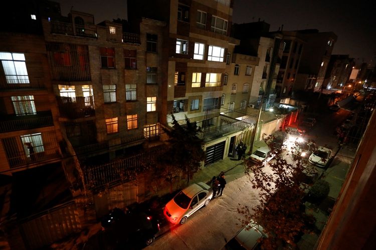 Warga berlarian keluar dari rumah mereka dan menunggu di jalan-jalan, di Teheran, Iran, pada Rabu (21/12/2017), setelah gempa berkekuatan 5,2 SR mengguncang wilayah tersebut. (AFP/Atta Kenare)