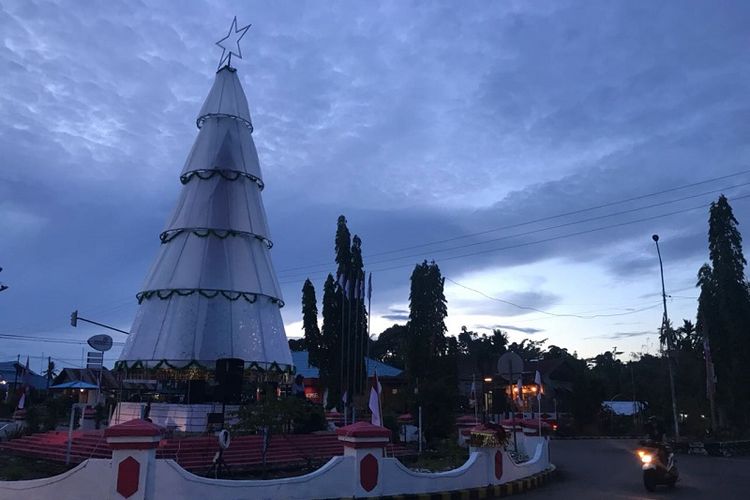 Pohon Natal yang berdiri di pusat kota Nabire, Jumat (22/12/2017). Dengan tinggi 17 meter, pohon ini dirancang Bihewa Falls Community sebagai simbol perdamaian dan toleransi.