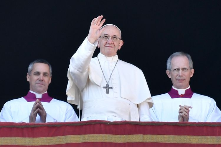 Paus Fransiskus (tengah) memberkati Roma dan dunia, serta memberikan pesan Natal Urbi et Orbi di Basilika Santo Petrus, Vatikan, Senin (25/12/2017).