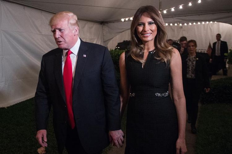 Presiden Amerika Serikat Donald Trump dan Ibu Negara Melania Trump menghadiri misa malam Natal di Gereja Episkopal Bethesda di Florida (24/12/2017)