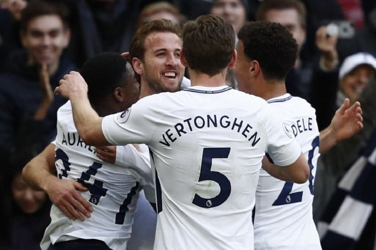 Striker Tottenham Hotspur, Harry Kane (kedua dari kiri) melakukan selebrasi seusai mencetak gol pembuka pada laga Premier League kontra Southampton, di Stadion Wembley, London, Inggris, Selasa (26/12/2017).