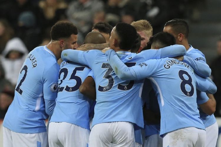 Para pemain Manchester City melakukan selebrasi setelah Raheem Sterling berhasil mencetak gol ke gawang Newcastle United pada laga Premier League, di Stadion St James Park, Rabu (27/12/2017) waktu setempat.