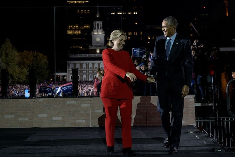 Hillary Clinton (kiri)  saat menjadi calon presiden dari Partai Demoktat disambut oleh Presiden AS ke-44 Barack Obama dalam sebuah kampanye di Independence Mall di Philadelphia, Pennsylvania, pada 7 November 2016. (AFP/Brendan Smialowski)