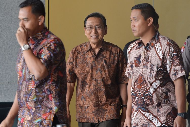 Mantan Wakil Presiden Boediono (tengah) berjalan seusai menjalani pemeriksaan di gedung KPK Jakarta, Kamis (27/12). Boediono menjalani pemeriksaan sebagai saksi terkait kasus dugaan korupsi penerbitan Surat Keterangan Lunas (SKL) Bantuan Likuiditas Bank Indonesia (BLBI) kepada Bank Dagang Nasional Indonesia (BDNI) untuk tersangka mantan Kepala Badan Penyehatan Perbankan Nasional (BPPN), Syafruddin Arsyad Temenggung.