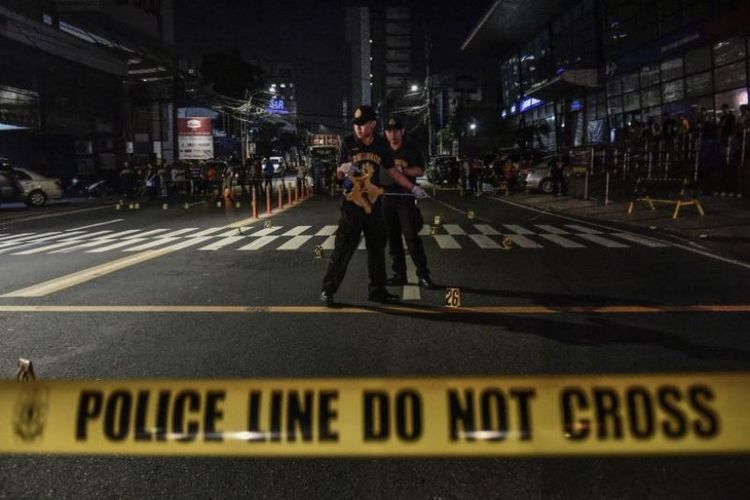 Anggota Kepolisian Negara Filipina melakukan olah TKP menyusul operasi polisi yang dilakukan di kota Mandaluyong, Manila, Jumat (29/12/2017).