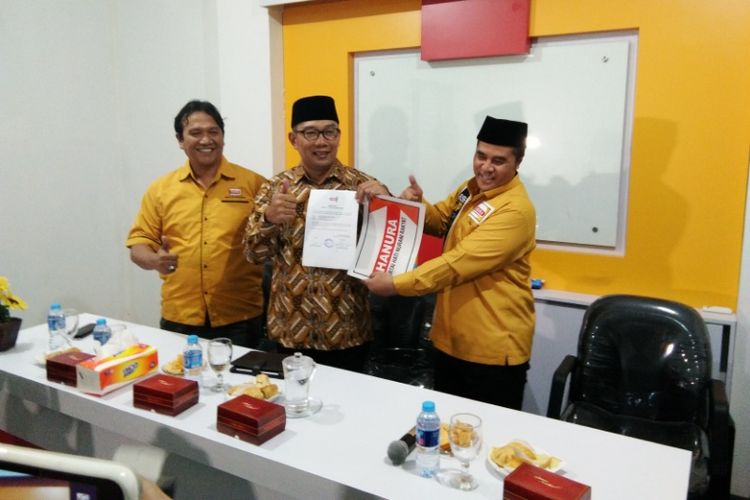 Calon gubernur Jawa Barat Ridwan Kamil saat menerima surat tugas dari Ketua DPD Partai Hanura, Aceng Fikri di Kantor DPD Partai Hanura, Jalan Mochamad Ramdan, Selasa (2/12/2018).