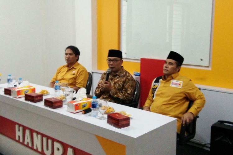 Calon gubernur Jawa Barat Ridwan Kamil bersama petinggi Partai Hanura di Jawa Barat saat melakukan konferensi pers terkait dukungan Partai Hanura untuk Ridwan Kamil di Pilkada Jabar 2018, Selasa (2/1/2018).