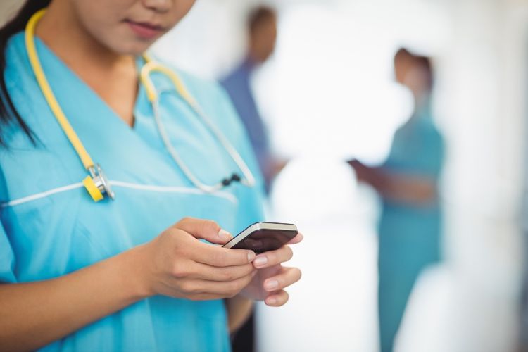 Seorang perawat di China terancam mendapat sanksi disiplin akibat melakukan siaran langsung via online saat tengah bekerja di rumah sakit.