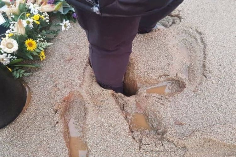 Michelle Marshall kehilangan sepatunya yang terkubur di makam anaknya akibat terjebak lumpur. (Facebook/Michelle Marshall)