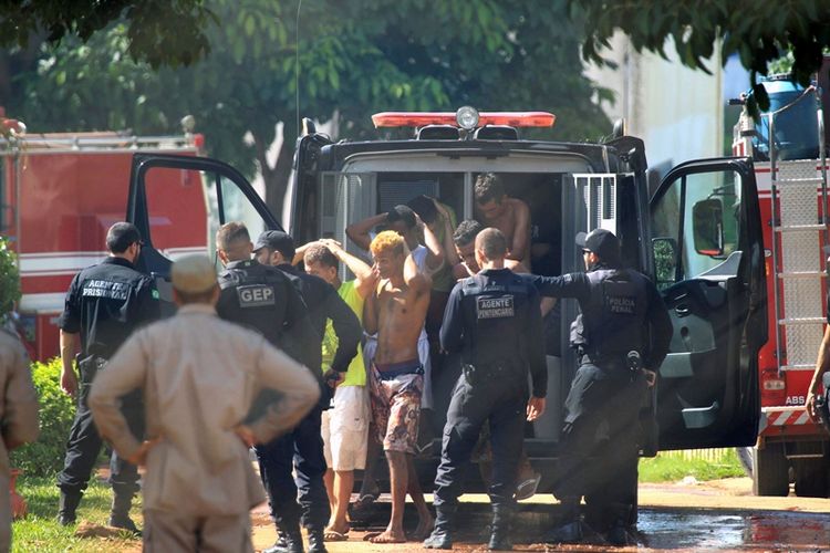 Foto ini dirilis oleh surat kabar Brazil O Popular menunjukkan petugas polisi membawa narapidana kembali ke penjara negara Coronel Odenir Guimaraes di Aparecida de Goiania, Goias, Brasil, pada Senin (1/1/2018). 