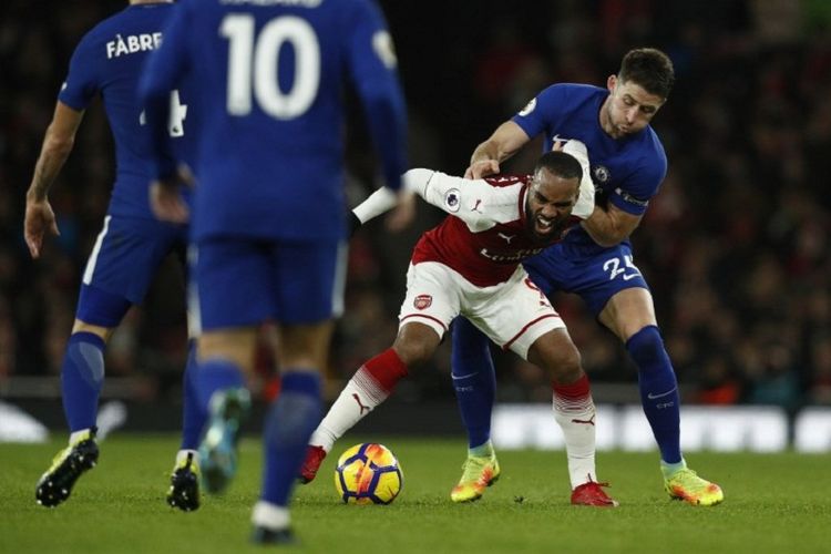 Striker Arsenal, Alexandre Lacazette (tengah), dikawal ketat oleh bek Chelsea, Gary Cahill, pada laga Premier League di Stadion Emirates, London, Rabu (3/1/2018) waktu setempat.