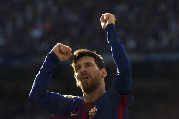 FC Barcelona, Lionel Messi, melakukan selebrasi seusai mencetak gol ke gawang Real Madrid pada laga 
 La Liga, di Stadion Santiago Bernabeu, Madrid, 23 Desember 2017.