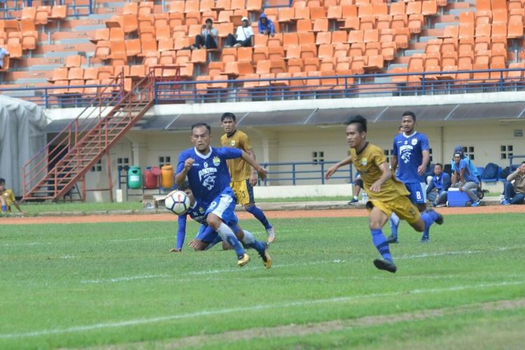 Striker Persib Bandung, Airlangga Sucipto, saat berebut bola dengan pemain Persib U-19 dalam laga uji coba di Stadion Si Jalak Harupat, Kabupaten Bandung, Senin (8/1/2018).