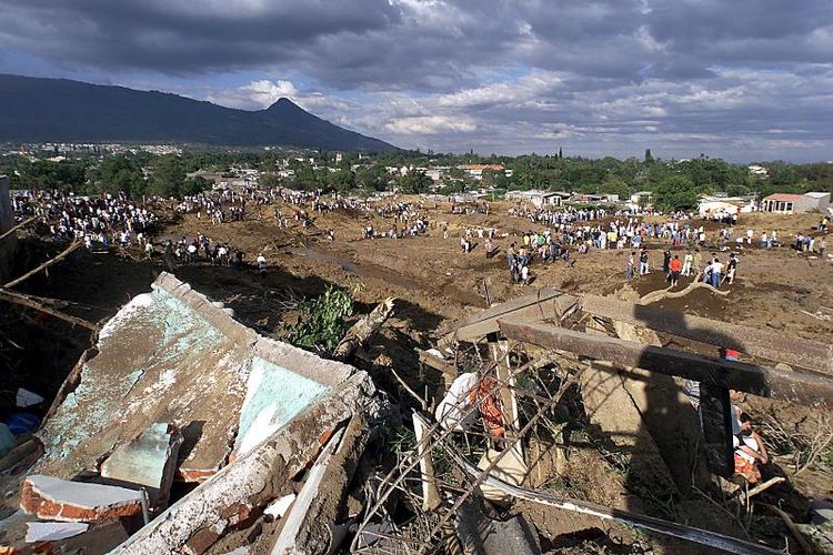 Masyarakat berkumpul di kawasan Colina, El Salvador, pasca-gempa yang terjadi 13 Januari 2001. Gempa tersebut menewaskan hampir 1.000 orang, dan membuat 260.000 orang mengungsi ke Amerika Serikat.