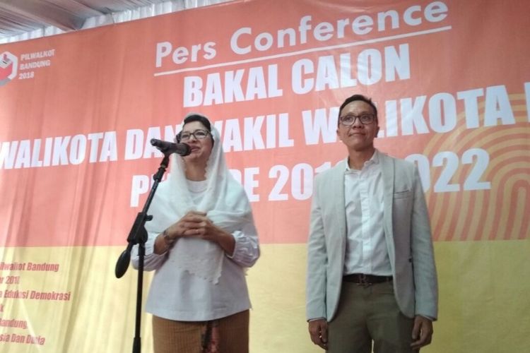 Pasangan Nurul Arifin dan Chairul Yaqin Hidayat (Rully) saat menghadiri sesi konferensi pers usai mendaftar sebagai calon wali kota dan wakil wali kota Bandung di Kantor KPU Kota Bandung, Jalan Sukarno-Hatta, Rabu (10/1/2018).
