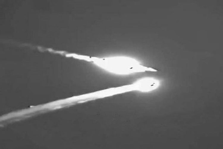 Foto ini diambil dari video infra merah yang disiarkan stasiun televisi Al-Masirah. Dalam foto ini terlihat detik-detik misil milik pemberontak Houthi (bawah) akan menghantam jet tempur F-15 milik Arab Saudi.