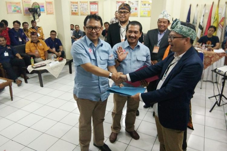 Sekda Kota Bandung Yossi Irianto bersama kader PDI-P Aries Supriatna saat menyerahkan berkas pendaftaran kepada KPU sebagai syarat untuk maju di Pilkada Kota Bandung, Rabu (10/1/2018).