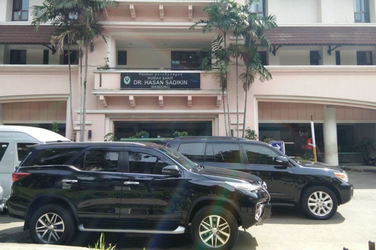 Sejumlah kendaraan para kontestan Pilkada Jabar saat terparkir di halaman Paviliun RSHS Bandung, Jalan Eykman, Kamis (11/1/2018).
