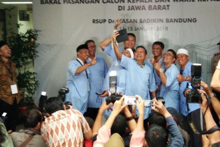Bakal pasangan calon gubernur dan wakil gubernur Jawa Barat saat melakukan swafoto seusai menjalani tes kesehatan di Rumah Sakit Hasan Sadikin (RSHS) Bandung, Jalan Eykman, Kamis (11/1/2018).