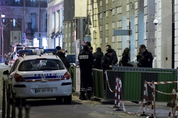 Polisi berada di pintu belakang Hotel Ritz, Paris, menyusul perampokan bersenjata di gedung itu pada Rabu (10/1/2018). (EPA via The Independent)