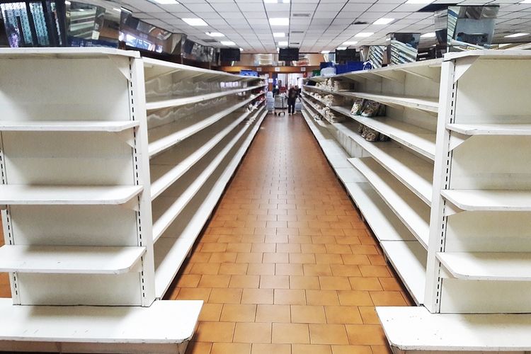Deretan rak bahan pangan yang nyaris kosong di sebuah supermarket di Caracas, Venezuela, pada 11 Januari 2018.