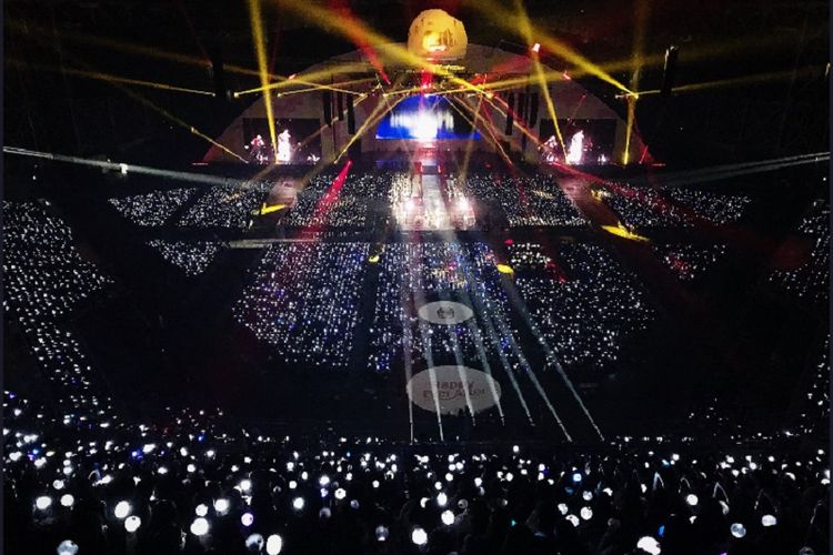 Ribuan ARMY atau fans BTS memenuhi Gocheok Sky Dome, Seoul, dalam acara BTS 4th Muster bertajuk Happy Ever After yang digelar pada 13 dan 14 Januari 2018.