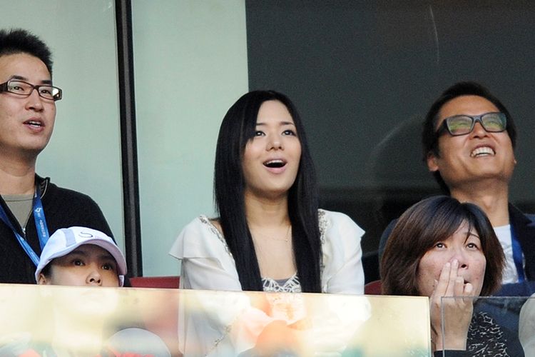 Mantan bintang film porno Jepang Sora Aoi saat menyaksikan pertandingan tenis China Open pada 2011.