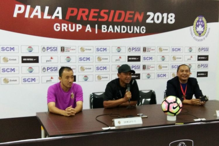 Pelatih Sriwijaya FC Rahmad Darmawan bersama gelandang Hyu Yun Ko usai laga kontra Persib di Stadion Gelora Bandung Lautan Api (GBLA), Selasa (16/1/2018).