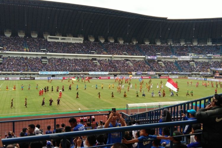 Para penari saat tampil di hadapan penonton dalam avara pembukaan Piala Presiden 2018 di Stadion Gelora Bandung Lautan Api (GBLA), Selasa (6/1/2018).