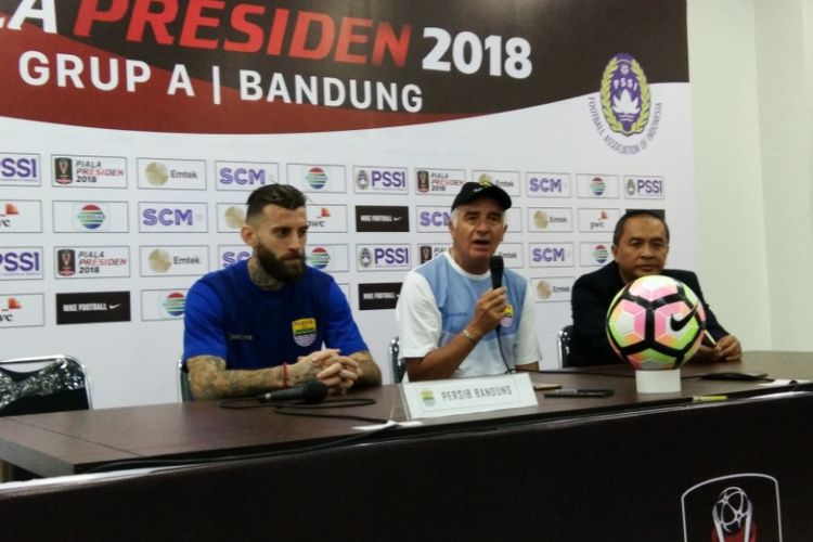 Pelatih Persib, Mario Gomez bersama bek Persib, Bojan Malisic saat menghadiri konferensi pers usai laga kontra Sriwijaya FC di Stadion Gelora Bandung Lautan Api (GBLA), Selasa (6/1/2018).