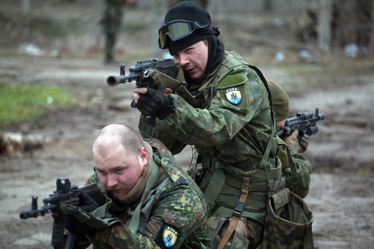 Dua anggota Batalion Azov tengah melakukan latihan pertempuran di Manupol, Ukraina (6/2/2015).