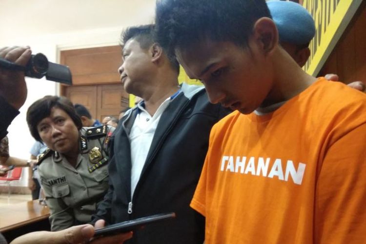 AE alias Aldy (25), sopir taksi online yang nekat merampok seorang karyawati bank di Kota Bandung mengaku merampok korban lantaran gelap mata setelah melihat gawai korban.