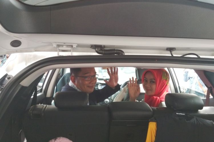 Wali Kota Bandung Ridwan Kamil bersama istrinya Atalia Praratya saat meninggalkan rumah dinasnya di Pendopo Kota Bandung, Jalan Dalemkaum, Sabtu (20/1/2018).