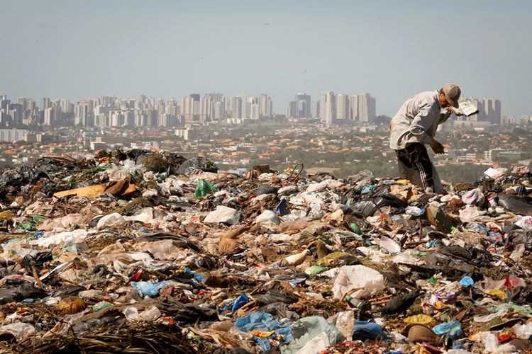 Seorang pemulung tengah bekerja di kawasan pembuangan sampah Lixao da Estrutural. Tempat tersebut dianggap sebagai tempat pembuangan sampah terbesar di Amerika Selatan dengan total menampung 50 juta ton sampah.