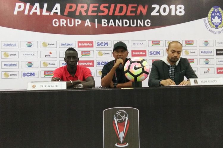 Pelatih Sriwijaya FC Rahmad Darmawan bersama Gelandang Sriwijaya FC Makan Konate saat menghadiri sesi konferensi pers usai laga kontra PSM Makassar dalam lanjutan turnamen Piala Presiden 2018 di Stadion Gelora Bandung Lautan Api, Minggu (21/1/2018). 