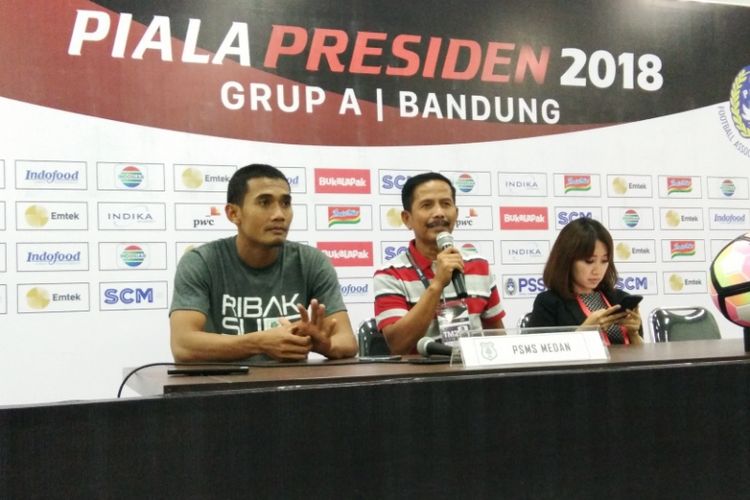 Pelatih PSMS Medan Djadjang Nurdjaman bersama kapten tim Legimin Raharjo saat konferensi pers usai laga kontra Persib di Stadion Gelora Bandung Lautan Api (GBLA), Minggu (21/1/2018) malam. 