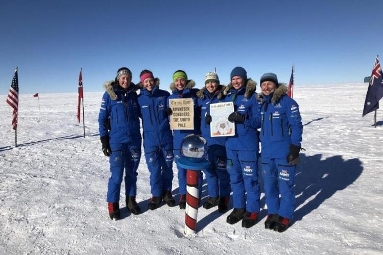 Tim Ekspedisi Perempuan Es Pasukan Inggris berpose setelah berhasil mencapai Teluk Hercules di Antartika Sabtu (20/1/2018). Mereka menjadi kelompok perempuan yang berhasil menyeberangi Antartika tanpa bantuan moda transportasi apapun.