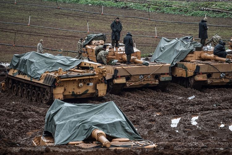Tank-tank Turki disiagakan di dekat perbatasan dengan Suriah di provinsi Hatay. Turki menggelar operasi militer Olive Branch untuk menargetkan milisi YPG Kurdi-Suriah.