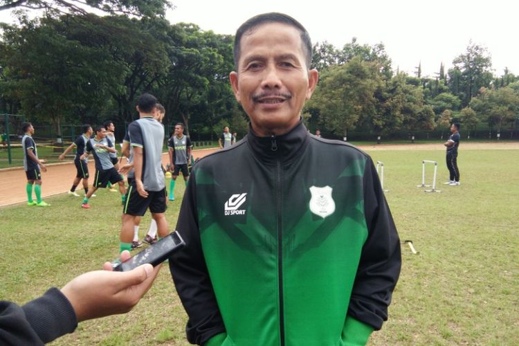 Pelatih PSMS Medan, Djadjang Nurdjaman, saat diwawancarai wartawan dalam sesi latihan sore di Lapangan Secapa AD, Bandung, Rabu (24/1/2018).