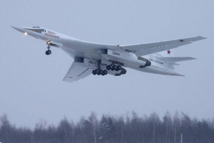 Pesawat pembom supersonik TU-160M milik Rusia yang mampu membawa hingga 12 misil jelajah dan misil nuklir jarak dekat.