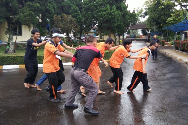 Sejumlah siswa tunanetra di PSBN Wyataguna saat berlari menuju lapangan dalam kegiatan simulasi bencana gempa di PSBN Wyataguna, Jalan Padjadjaran, Bandung, Jumat (26/1/2018).