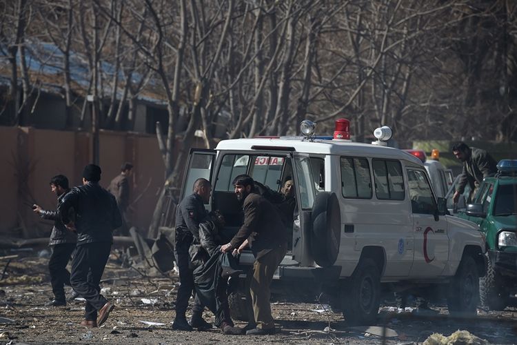 Warga beserta polisi menaikkan korban ledakan bom bunuh diri di Kabul, Afghanistan, ke ambulans Sabtu (27/1/2018). Serangan bom bunuh diri menggunakan ambulans yang dilakukan Taliban menewaskan 40 orang, dan melukai 140 orang.