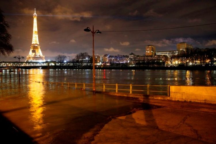 Suasana di Paris, Perancis, setelah sungai Seine meluap pada Sabtu, (27/1/2018). (AP Photo)