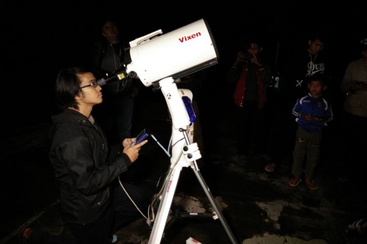 Salah seorang astronom dari Observatorium Bosscha saat memantau gerhana bulan total, Rabu (31/1/2018).