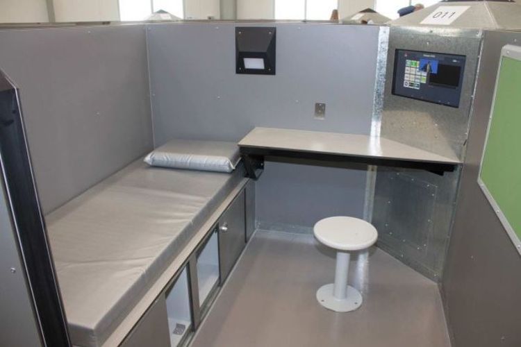 Inilah salah satu sel yang berisikan tempat tidur, meja, fasilitas hiburan audio video. (ABC Newcastle/Anthony Scully)
