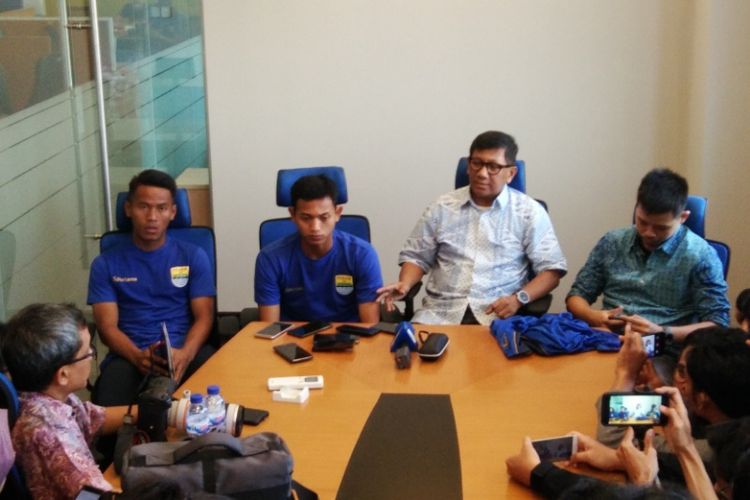 Dua pemain baru Persib Bandung, Muchlis Hadi dan Ghozali Siregar, saat diperkenalkan manajemen Persib di Graha Persib, Jalan Sulanjana, Jumat (2/2/2018).