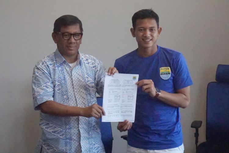 Komisaris PT Persib Bandung Bermartabat Kuswara S Taryono saat memperkenalkan dua pemain baru Persib Muchlis Hadi di Graha Persib, Jalan Sulanjana, Jumat (2/2/2018).