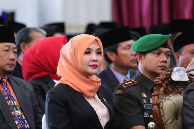 Salah satu bakal calon Wali Kota Bengkulu, Erna Sari Dewi (mengenakan jilbab). 