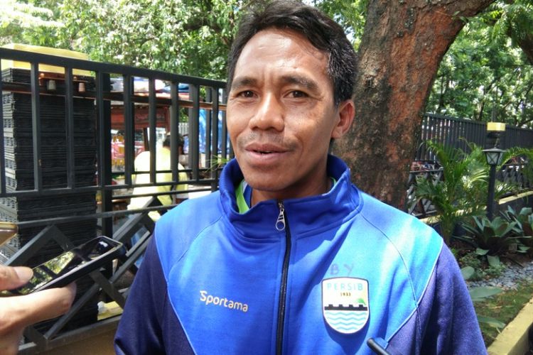 Pelatih Diklat Persib yang juga mantan pemain Persib dan Persija Jakarta, Budiman Yunus saat diwawancarai awak media di Lapangan Lodaya Bandung, Selasa (6/2/2018).